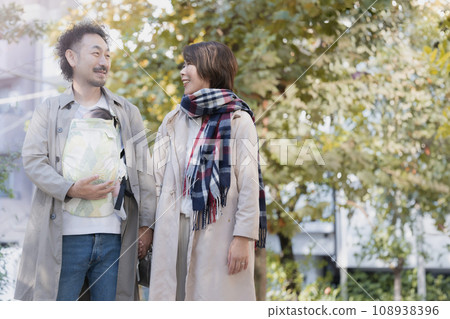 幸福的家庭在公園裡互相看著秋葉 108938396