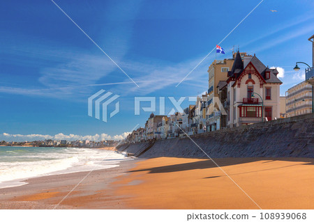 Embankment and beach, Saint-Malo, Brittany, France Embankment and beach, Saint-Malo, Brittany, France 108939068