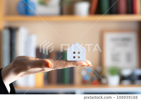 房地產形象手持書架 108939188