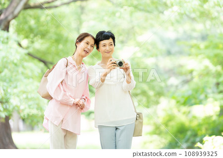 middle-aged woman travel camera 108939325