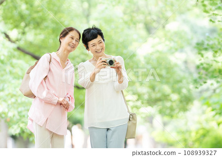 中年婦女旅行相機 108939327