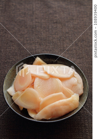 Sweetened pickled ginger 108939400