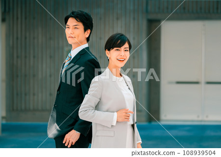 站在辦公室大廳的男女商業形象 108939504