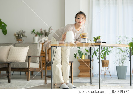 一個女人在她的房間裡煮咖啡 一個女人在她的房間裡煮咖啡 108939575