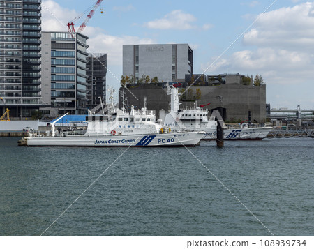 日本海上保安廳巡邏艇停泊在神戶港 108939734