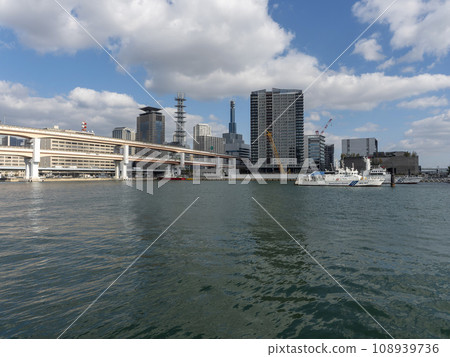 日本海上保安廳巡邏艇停泊在神戶港 108939736