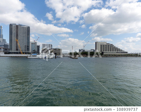 日本海上保安廳巡邏艇停泊在神戶港 108939737