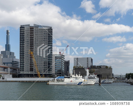 日本海上保安廳巡邏艇停泊在神戶港 108939738