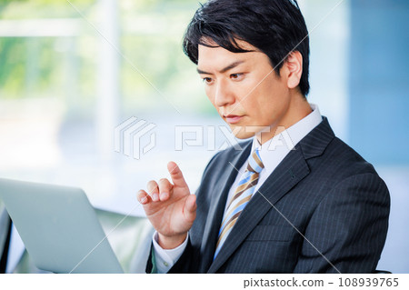 坐在大廳椅子上的商人 108939765