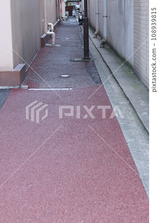 市中心的峽街 108939815