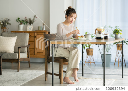 女人在家吃飯 108939894