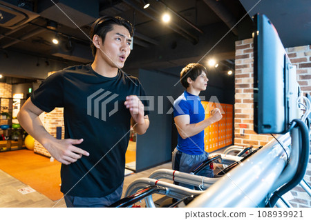 運動健身房跑步機年輕人 運動健身房跑步機年輕人 108939921