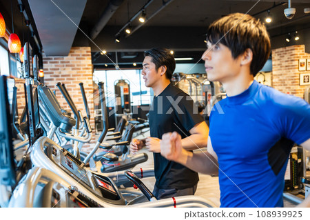 男子在健身房跑步 108939925