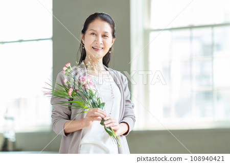 Senior woman flower dining 108940421