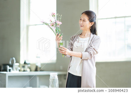Senior woman flower dining 108940423