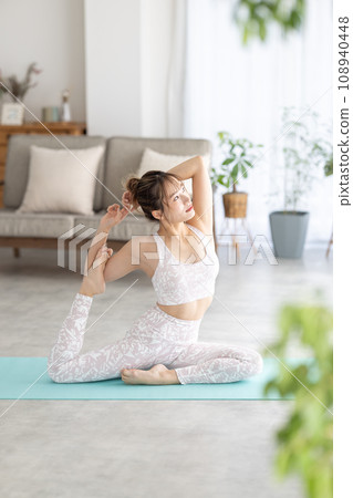 在家裡玩瑜伽的女人 108940448