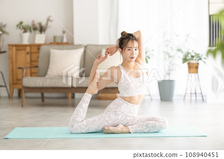 在家裡玩瑜伽的女人 108940451