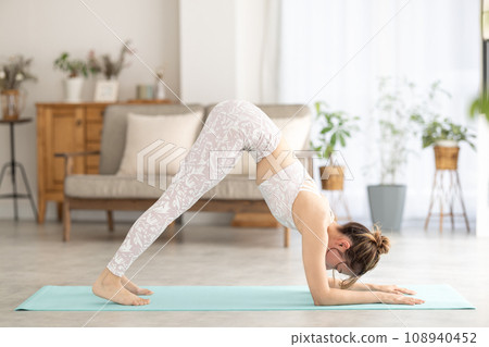 在家裡玩瑜伽的女人 在家裡玩瑜伽的女人 108940452