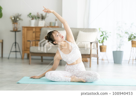 在家裡玩瑜伽的女人 在家裡玩瑜伽的女人 108940453