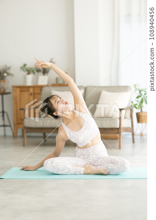 A woman who plays yoga at home 108940456
