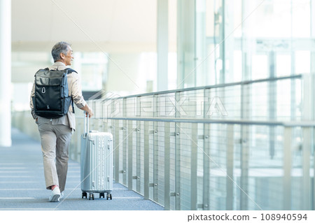 老人走路 108940594