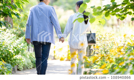 young couple traveling young couple traveling 108940866
