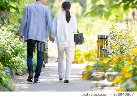 young couple traveling 108940867