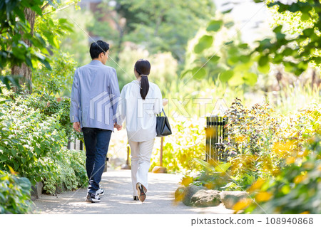 young couple traveling 108940868