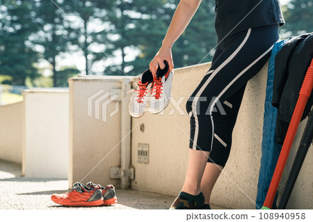 ground, land, female 108940958