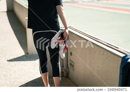 foot, underfoot, female 108940971