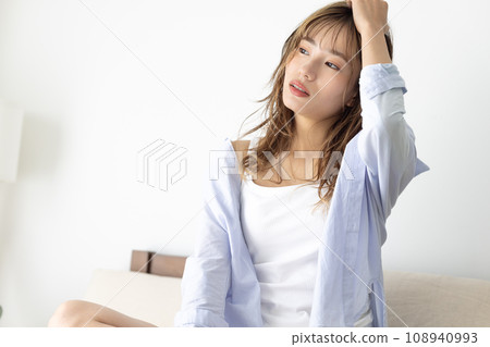 美女:坐在床上放鬆的女人 美女:坐在床上放鬆的女人 108940993