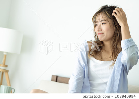 美女:坐在床上放鬆的女人 美女:坐在床上放鬆的女人 108940994