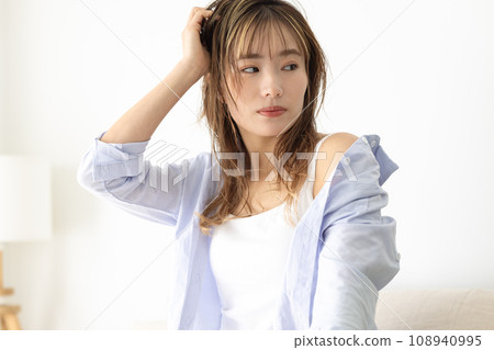 美女:坐在床上放鬆的女人 美女:坐在床上放鬆的女人 108940995