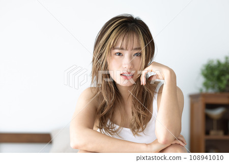 美女：坐在床上放鬆的女人 108941010