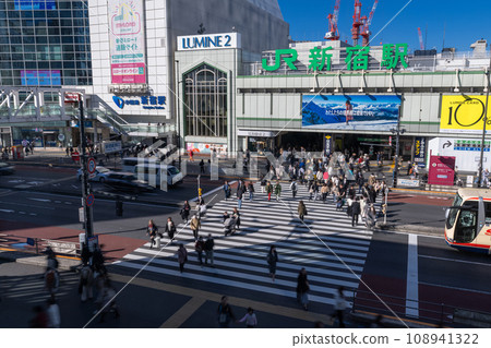 [東京]新宿站街景/新宿南口 108941322