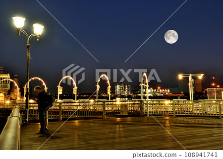 Full moon seen from Yamashita Park Hikawamarumae Deck Full moon seen from Yamashita Park Hikawamarumae Deck 108941741