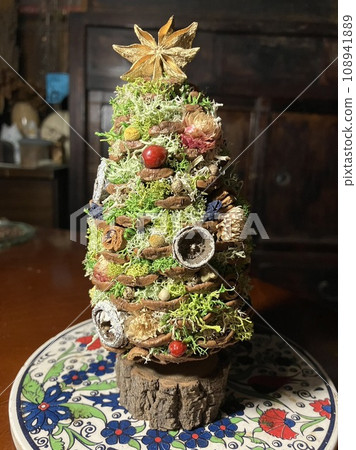 Miscellaneous goods decorating the Christmas tree 108941889