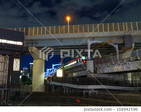 從高架橋下看東武鐵道橋 從高架橋下看東武鐵道橋 108942590