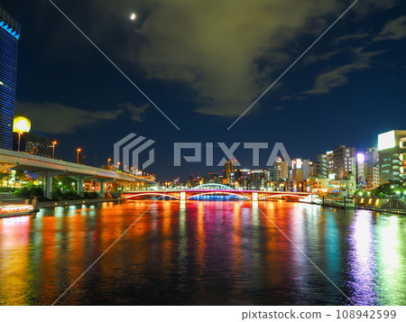 夜間照亮的隅田川吾妻橋 夜間照亮的隅田川吾妻橋 108942599