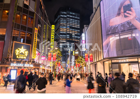 《東京》新宿武藏野街,夜晚的市區 《東京》新宿武藏野街,夜晚的市區 108942719