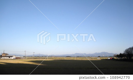 收割後的稻田一望無際的神原平原田園風光 收割後的稻田一望無際的神原平原田園風光 108942770