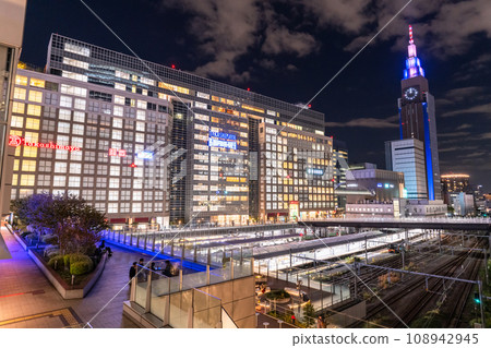 [東京]新宿城市夜景/新宿新南口露台 108942945