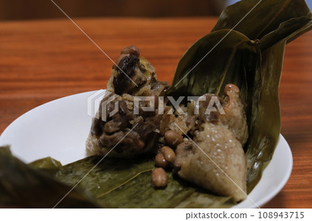 拍攝在端午節吃的粽子 108943715