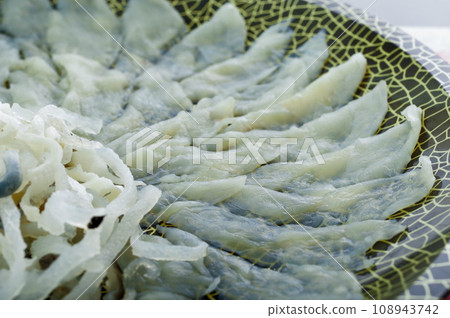 美味的河豚生魚片 美味的河豚生魚片 108943742