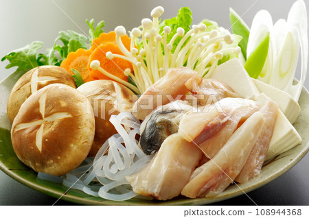 盤子裡河豚火鍋的用料 盤子裡河豚火鍋的用料 108944368
