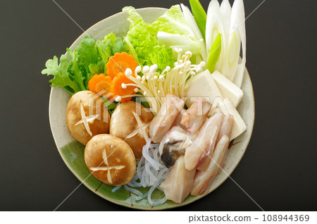 盤子裡河豚火鍋的用料 盤子裡河豚火鍋的用料 108944369