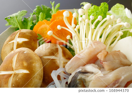 盤子裡河豚火鍋的用料 盤子裡河豚火鍋的用料 108944370