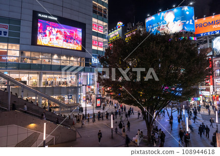 [Tokyo] Night view of Shinjuku Station southeast exit and downtown area 108944618