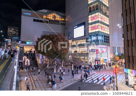 [東京]新宿站東南口及市中心夜景 108944621