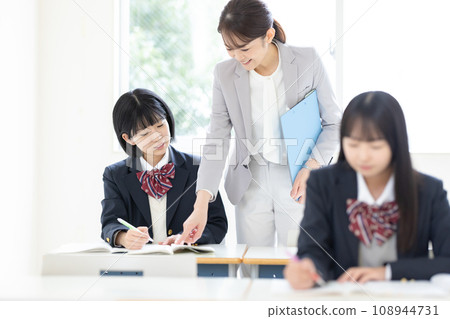 與老師一起學習的高中女生攝影合作：有明教育藝術專門學校 108944731